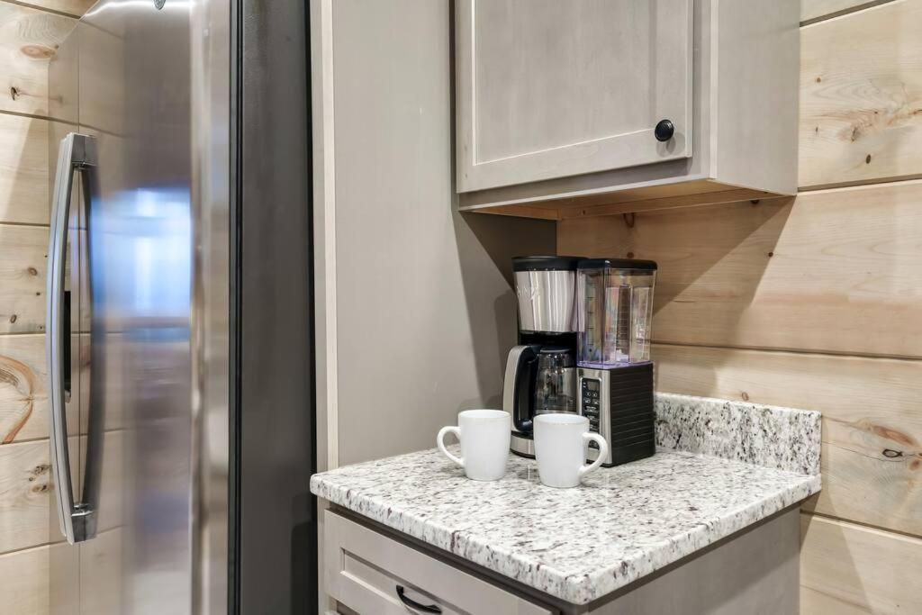 New Luxury Cabin With Stunning Mountainviews,Hottub, Firepit, Fireplace,2 Kingbeds, 2 Covereddecks,Bbqgrill, Shuffleboard And Pool Access Sevierville Exterior foto
