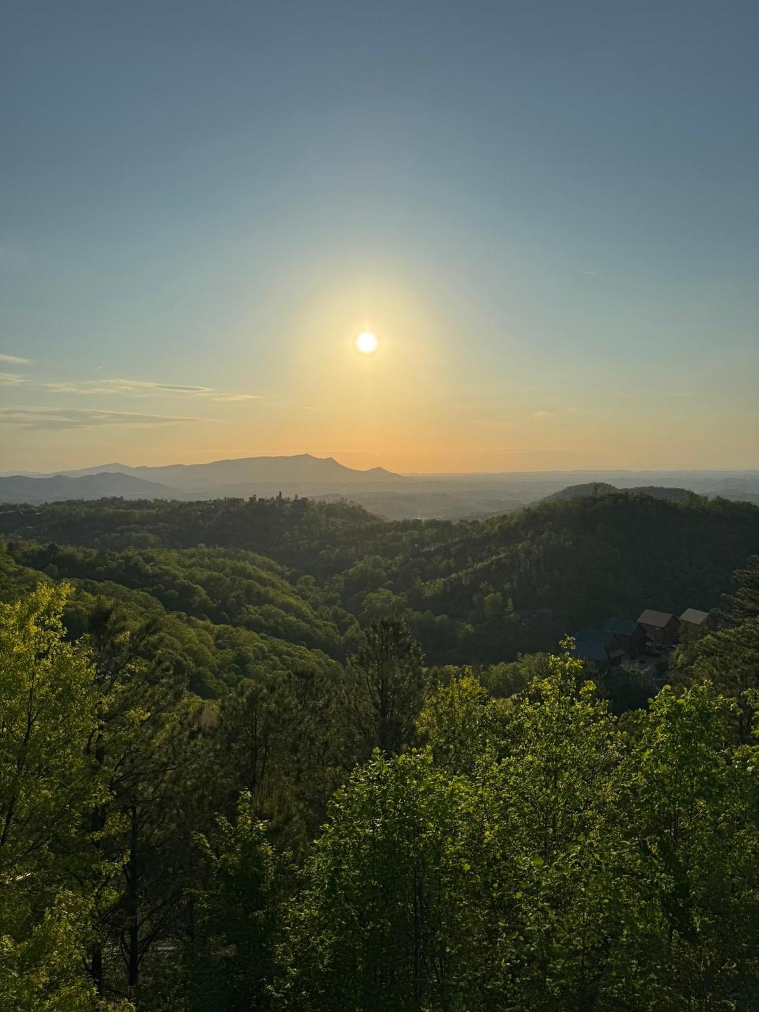 New Luxury Cabin With Stunning Mountainviews,Hottub, Firepit, Fireplace,2 Kingbeds, 2 Covereddecks,Bbqgrill, Shuffleboard And Pool Access Sevierville Exterior foto